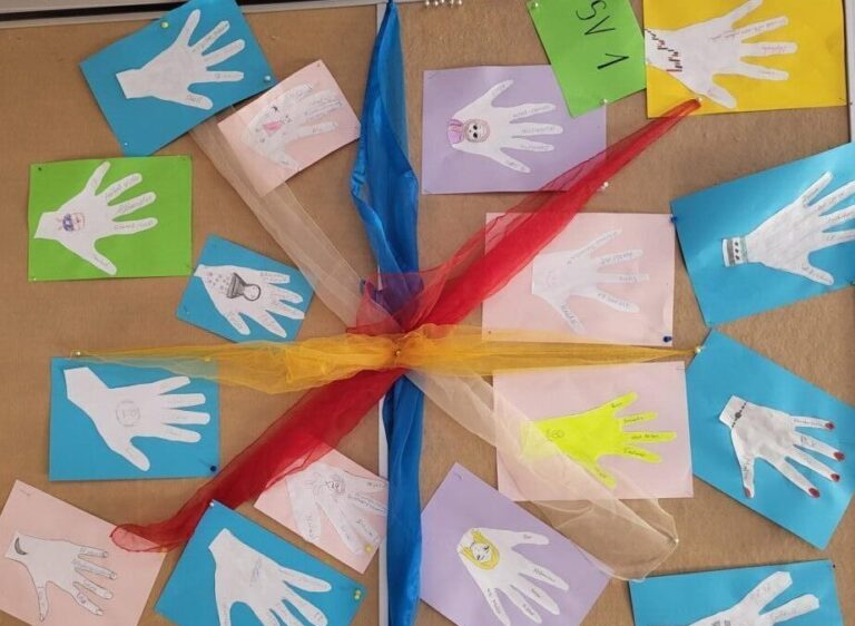 Das Foto zeigt den Stand der Bafep8 bei einem Josefstädter Straßenfest. Elternvertreter:innen und Schüler:innen sitzen und stehen vor einem weißen Pavillonzelt, während sie sich mit Besucher:innen unterhalten oder das Fest genießen. Im Vordergrund rechts ist ein Aufsteller mit dem Logo und Informationen von BAFEP8 zu sehen.